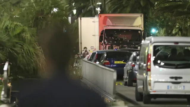 ویل کېږي چې لارۍ په تېزۍ سره هغه مهال پر خلکو ورغلله کله چې دوی د اورلوبې ننداره کوله.