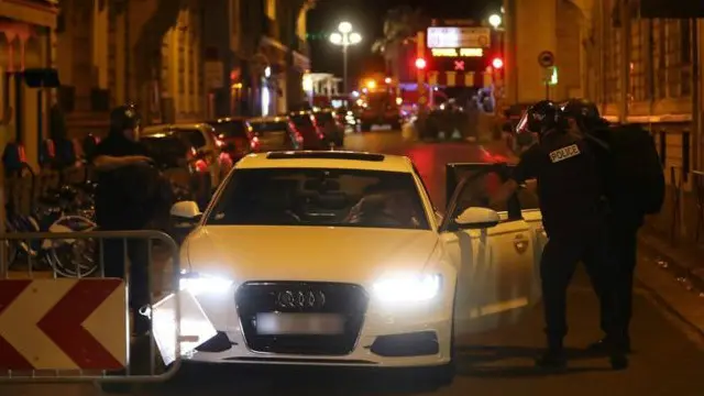 عاد الرئيس الفرنسي فرانسوا هولاند إلى باريس، قادما من مدينة أفينيون، لعقد اجتماع أزمة لمتابعة الحادث.