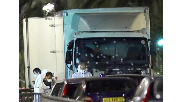 د فرانسې په سوېلي ښار نیس کې د ملي ورځې لمانځنې په مراسمو کې یوه لارۍ د خلکو پر ګڼې ګوڼې بېول شوې چې لږترلږه ۸۰ کسان یې وژلي او لسګونه نور یې ټپیان کړي. 