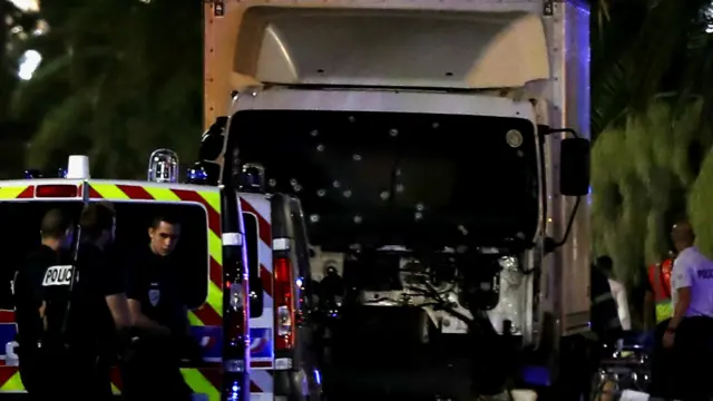  فرانس کے جنوبی شہر نیس میں ایک ٹرک کے ہجوم کو ٹکر مارنے کے نتیجے میں کم سے کم 84  افراد ہلاک ہو ئے ہیں