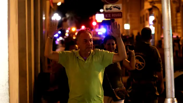 حملے کے سبب وہاں افراتفری پھیل گئی اور لوگ ادھر ادھر پناہ لینے کے لیے بھاگنے لگے، ہر طرف خوف و ہراس کا ماحول تھا۔