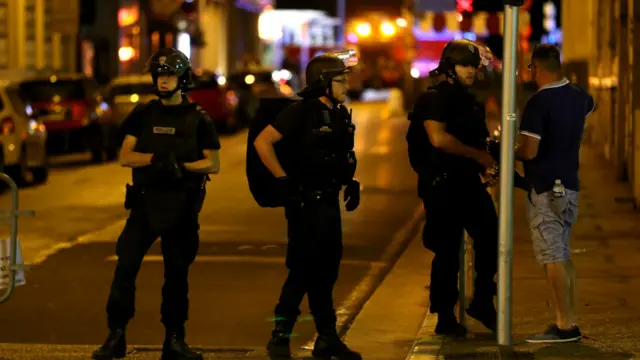 فرانس نے متاثرہ علاقوں میں سکیورٹی بڑھا دی ہے اور ہنگامی حالات میں مزید تین ماہ کی توسیع کرنے کا اعلان کیا ہے