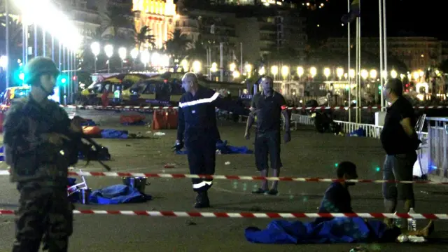 فرانس کے جنوبی شہر نیس میں جشن آزادی کی تقریبات کے دوران ایک تیز رفتار ٹرک نے درجنوں افراد کو کچل دیا، اس واقعے میں کم سے کم 80 افراد ہلاک ہوئے ہیں اور درجنوں زخمی ہیں۔