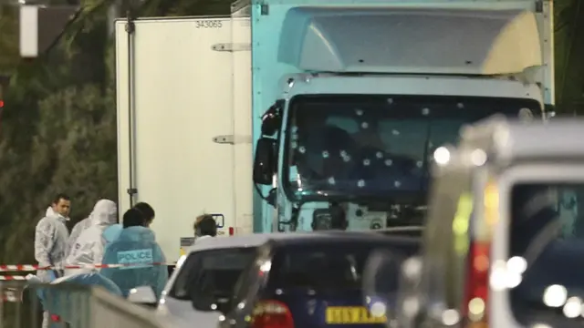 Машина проїхала 2 км перед тим, як водія застрелила поліція. В автомобілі знайшли гранати та зброю.