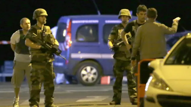 Президент Франсуа Олланд назвав подію "терористичним нападом".
У Ніцці розгорнули додаткові сили безпеки.