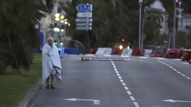 У п'ятницю у Франції приспустили прапори, а у Ніцці скасували фестиваль джазу.