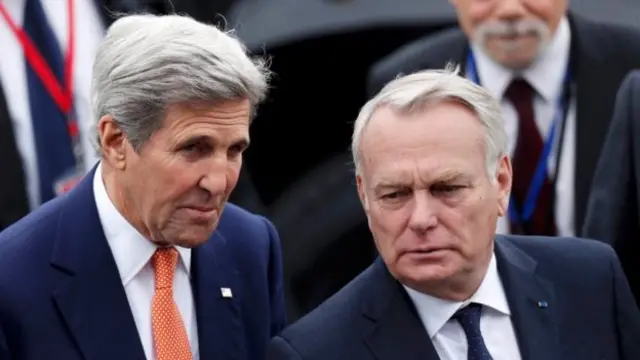 د امریکا د بهرنیو چارو وزیر جان کېري (کیڼ لاس ته) د فرانسې باسټیلي لمانځنې په ورځ د پنجشنبې په ورځ پاریس کې و