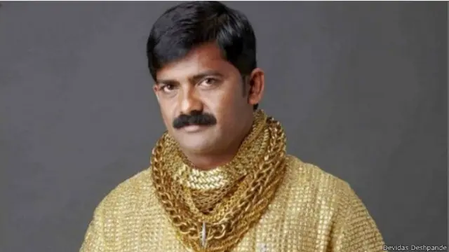 پهوګي به تل له سرو زرو جوړې ګوتمۍ، غړوندي او بنګړي کاروول