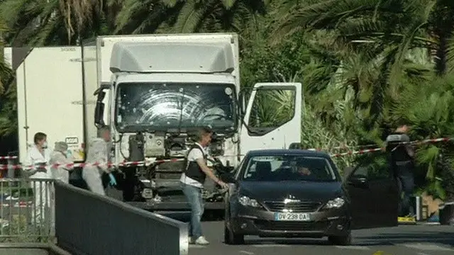 د فرانسې کورنۍ رسنۍ وايي، په لارۍ کې د چلوونکي د موټر چلولو جواز، یو کارت او ګرځنده تیلېفون موندل شوي او پولیسو د جمعې په ورځ ګهیځ د نیس ښار د اورګاډو تمځي ته څېرمه په اباتوار سیمه کې د ده کور تلاشي کړی او هرڅه یې پکې لټولي دي.