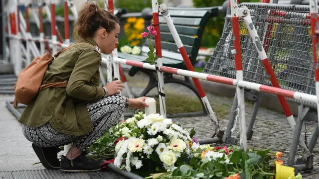  فرانسیسی حکومت نے اس واقعے پر سنیچر سے تین روزہ قومی سوگ منانے کا اعلان کیا ہے