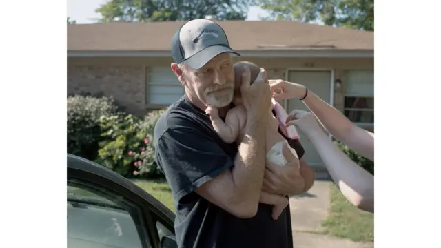 آرون ہارڈن کا 13ویں بہار کے عنوان سے تصویری سلسلہ پدری احساسات کی عکاسی کرتا ہے۔ وہ کہتے ہیں کہ ’میں سوچتا ہوں کہ کیا دنیا میں میری بیٹی کو خراب کر دے گی، جیسے ان کے باپ کو اور اس کے باپ کے باپ کو کیا۔‘ فائن آرٹ سیریز میں اس کام کو بہترین قرار دیا گیا۔ 