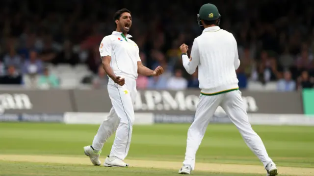 راحت علی نے ایلکس ہیلز کی وکٹ حاصل کی۔ پاکستان نےلارڈز کے ٹیسٹ میں تین لیفٹ آرم بولر شامل کیے ہیں۔ 