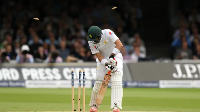 مصباح الحق گذشتہ روز کے سکور میں صرف چار رنز کا اضافہ کر کے سٹیو براڈ کی گیند پر بولڈ ہو گئے۔