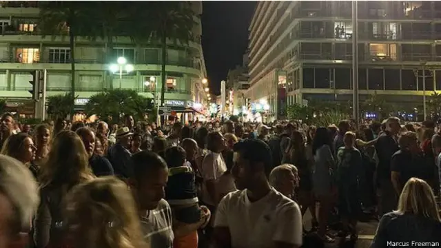 Це зображення людей, відпочивають на променаді