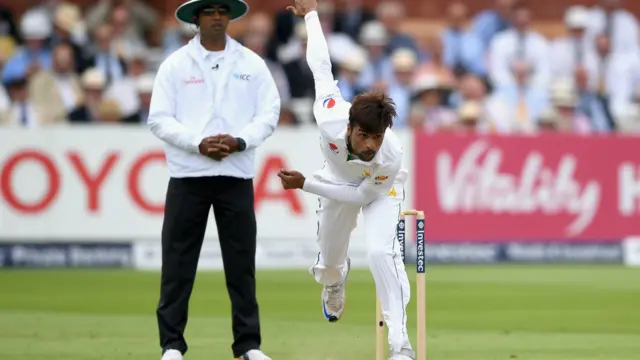 محمد عامر جب میدان میں اترے تو تماشائیوں کی بڑی تعداد نے تالیاں بجا کران کا استقبال کیا۔