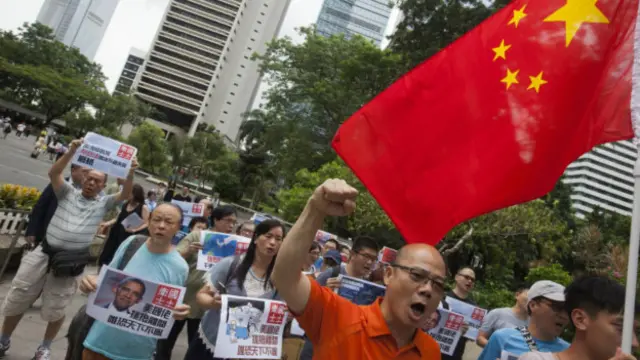 人们在香港美国领事馆前对南海仲裁案裁决结果进行抗议