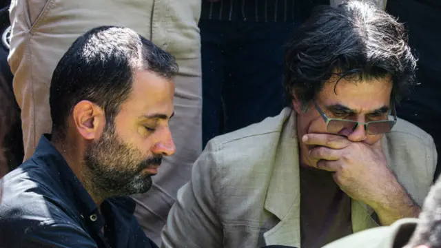 بهمن کیارستمی (چپ) در مراسم تشییع پدرش