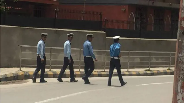 ललितपुरको झम्सिखेलमा छेउको फूटपाथ खाली हुँदाहुँदै मूल सडकमा आनन्दले गफ गरेर हिंडिरहेका प्रहरी