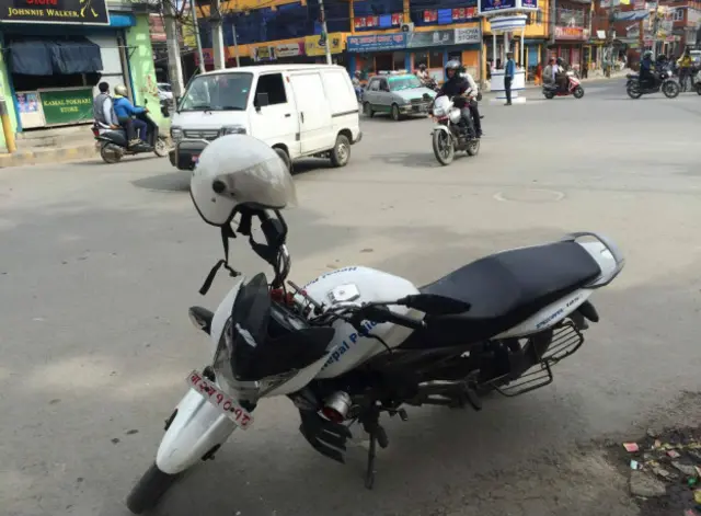 सर्वसाधारणलाई पार्किङ गर्न नदिइने ठाउँमा पार्क गरिएको प्रहरीको मोटरसाइकल