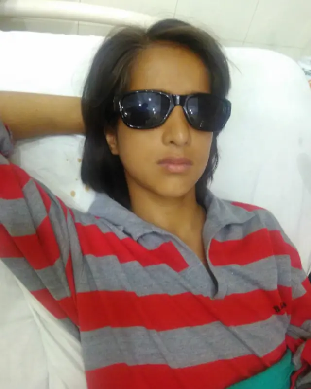 15 سالہ تمنا نے گولیوں کی آوازیں سن کر گھر کی کھڑکی سے جھانک کر دیکھنا چاہا تو چھرّے ان کی آنکھوں میں لگے۔ ڈاکڑ کہتے ہیں کہ بینائی لوٹنے کی دس فی صد امید ہے۔ وہ سب سے پوچھ رہی ہیں پیلیٹ یعنی چھرّا ہوتا کیا ہے؟ آنکھوں میں چھرّے جانے کی وجہ سے 100 نوجوان زخمی ہیں جن میں سے 50 کے بینائی سے محروم ہونے کا خطرہ ہے