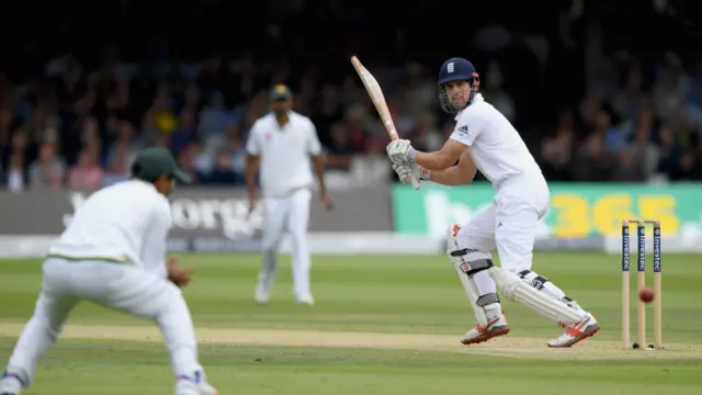 پاکستان فیلڈروں نے ایلسٹر کک کے دو آسان کیچ ڈراپ کیے۔ دنوں بار بدقسمت بولر محمد عامر تھے۔