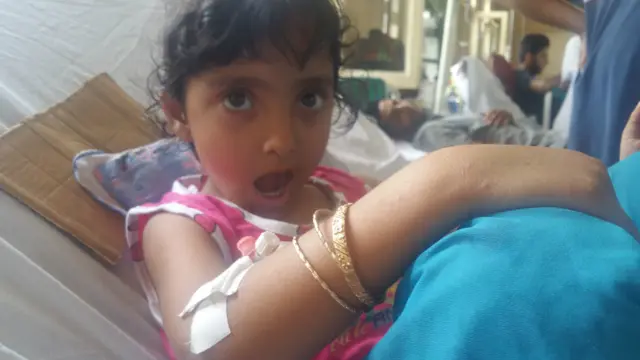  زہرہ کی ٹانگ میں آنسو گیس کا شیل لگا ہے۔ پوچھیے کیا ہوا تو زہرہ کہتی ہیں: ’پٹاخہ پھٹ گیا‘ ۔ کس نے پھوڑا پٹاخہ؟ ’پولیس نے‘