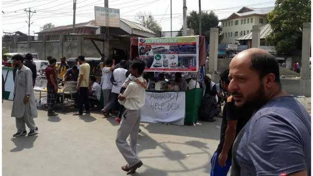 حکومت کہتی ہے ہسپتالوں میں ضروری ادویات موجود ہیں۔ لیکن رضاکاروں نے دس انتہائی ضروری دوائیوں کی فہرست جاری کی ہے جن کی قلت کے باعث زخمیوں کا علاج مشکل ہو رہا ہے (تحریر و تصاویر: ریاض مسرور، سرینگر)