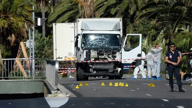 الشاحنة اقتحمت الشارع الذي كان يعج بالمحتفلين بيوم الباستيل في مدينة نيس