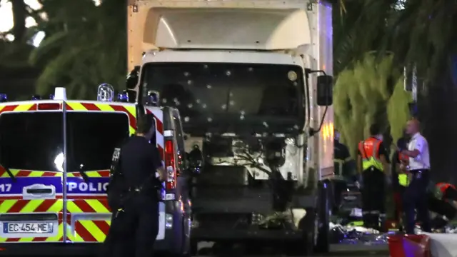 نیس کے واقعے میں 80 سے زیادہ افراد ہلاک ہوئے ہیں اور درجنوں زخمی ہیں