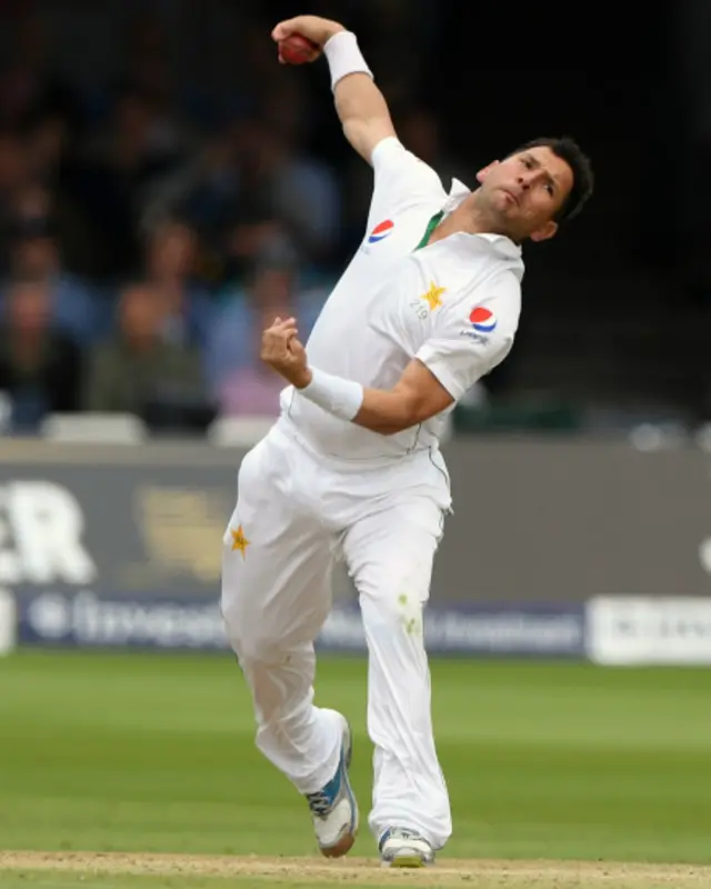 لیگ سپنر یاسر شاہ نے اوپر تلے انگلینڈ کے بیٹسمینوں کو پویلین لوٹا دیا۔ 