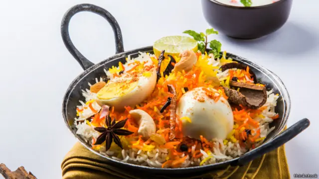 بھوپال میں بریانی شاید دراني افغانوں کے ساتھ آئی، جو کبھی احمد شاہ ابدالی کی فوج کا حصہ رہے تھے۔ بھوپال کی بریانی کافی دم دار ہوتی ہے۔ اس کی انوکھی خوشبو بہت پر کشش ہوتی ہے