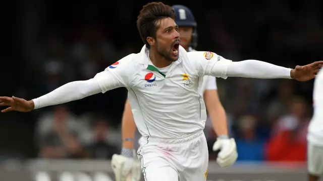 محمد عامر جب بیٹنگ کے لیے میدان میں اترے تو تماشیائیوں نے گرم جوشی سے ان کا اسی میدان میں استقبال کیا