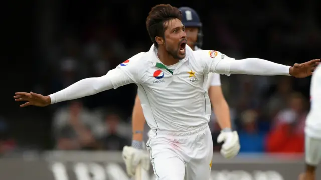 محمد عامر نے ایلسٹر کک کو بولڈ لارڈز کے میدان میں اپنی واپسی کا اعلان کیا ہے۔ محمد عامر کی گیندوں پر ایلسٹر کک کے دو کیچ ڈراپ بھی ہوئے۔