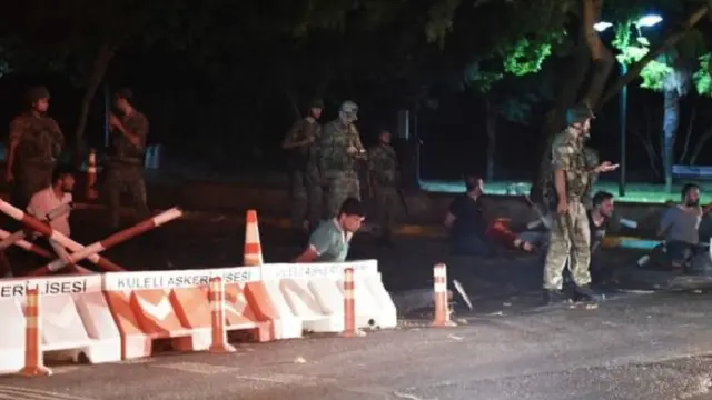 قوات من الجيش التركي تعتقل أفرادا من الشرطة