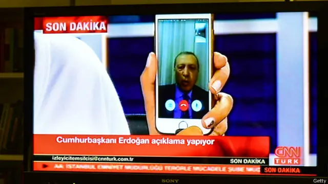 Erdoğan çevriliş cəhdi vaxtı tərəfdarlarına mobil telefon vasitəsilə müraciət edib. 