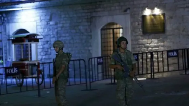 قوات الجيش تنتشر في ميدان تقسيم في اسطنبول