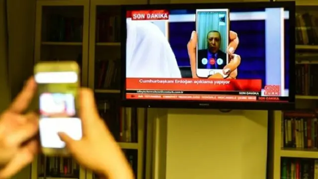 埃尔多安通过手机接收采访。