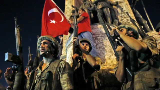 استنبول میں واقع تقسم سکوائر پر صدر رجب طیب اردوغان کے حامی موجود ہیں۔ وہاں سے جھڑپوں کی اطلاعات بھی موصول ہوئی ہیں۔