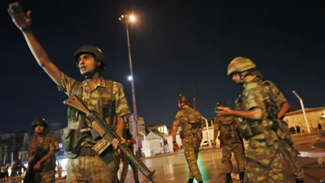 ترکی میں ایک فوجی گروپ کا کہنا ہے کہ اس نے ملک کا کنٹرول سنبھال لیا ہے۔
