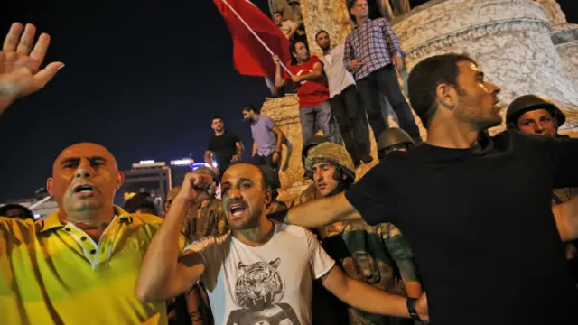 ترکی کے نائب وزیراعظم نومان کرتولموس نے ٹی وی پر خطاب میں کہا ہے کہ حکمراں جماعت اے کے پارٹی کے پاس حکومت کا انتظام موجود ہے۔