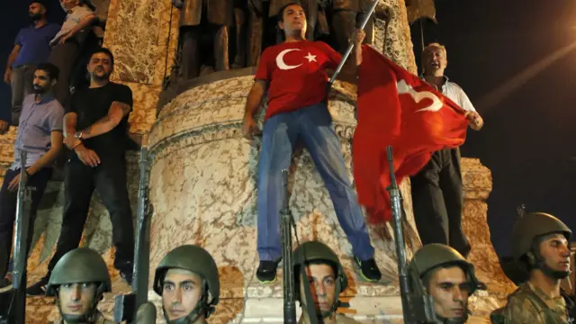 گروپ کی طرف سے یہ بھی کہا گیا ہے کہ ملک میں اب ایک نیا آئین ہوگا۔