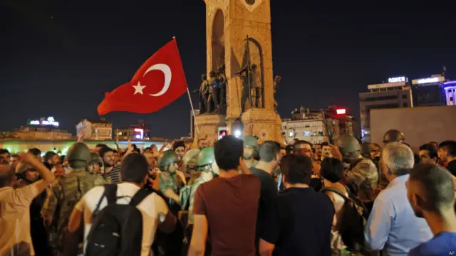 گروپ کی طرف سے ٹیلی وژن پر ایک اعلان میں کہا گیا ہے کہ اس وقت ترکی کو ایک ’امن کونسل‘چلا رہی ہے اور ملک میں کرفیو اور مارشل لا لگا دیا گیا ہے۔