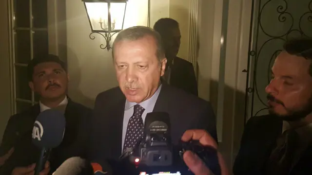  فوجی گروپ نے جب اقتدار پر قبضہ کیا تو اس وقت ترکی کے صدر رجب طیب اردوغان نے مارمارس کے سیاحتی مقام پر میڈیا سے بات کی۔
