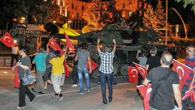 Masyarakat sipil berupaya menghentikan tank-tank militer Turki yang mendukung upaya kudeta. 
