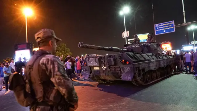 په ترکیه کې یو شمېر خلک سړکونو ته راوتلي‌ او پارلمان ته د روانو ټانکونو مخه یې نیولې. 