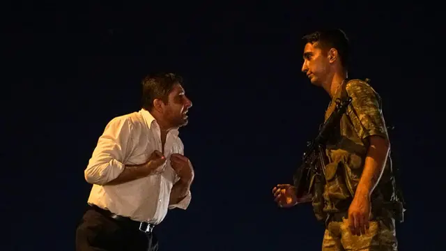 د ترکیې لومړی وزیر وايي‌ کودتا کوونکو پوځیان پر ولسي‌ وګړو ډزې کړي دي. 