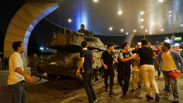 د ترکیې یوه شخصي ټلویزیون ویلي یوې حکومتې جنګي الوتکې هغه چورلکه نسکوره کړې، چې کودتا کې ښکېل پوځیان په کې وو او د پلازمېنې انقرې دپاسه یې الوتنه کوله.
