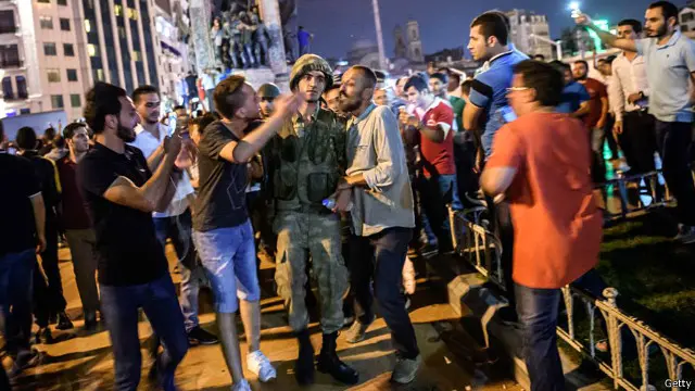 Warga sipil melawan dan menahan sejumlah anggota militer Turki yang terlibat upaya kudeta.