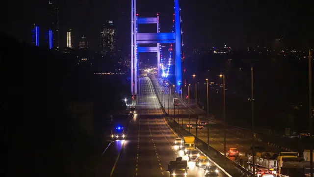 د خلکو د تګ راتګ ډېرې لارې او پلونه یې وتړل.