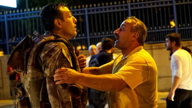 Seorang warga sipil di Istanbul berdebat dengan seorang anggota militer Turki di tengah upaya kudeta.